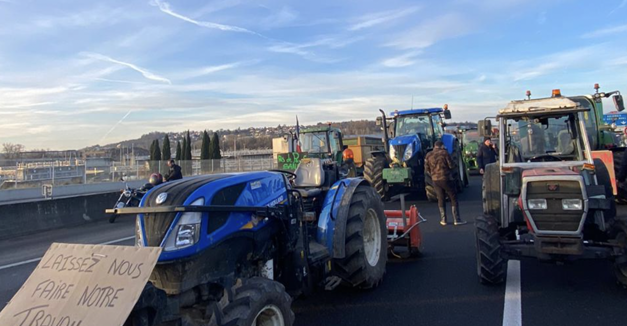 Agriculteurs en colère : l’autoroute A 7  actuellement coupée  à quatre niveaux entre Chanas et Lyon…