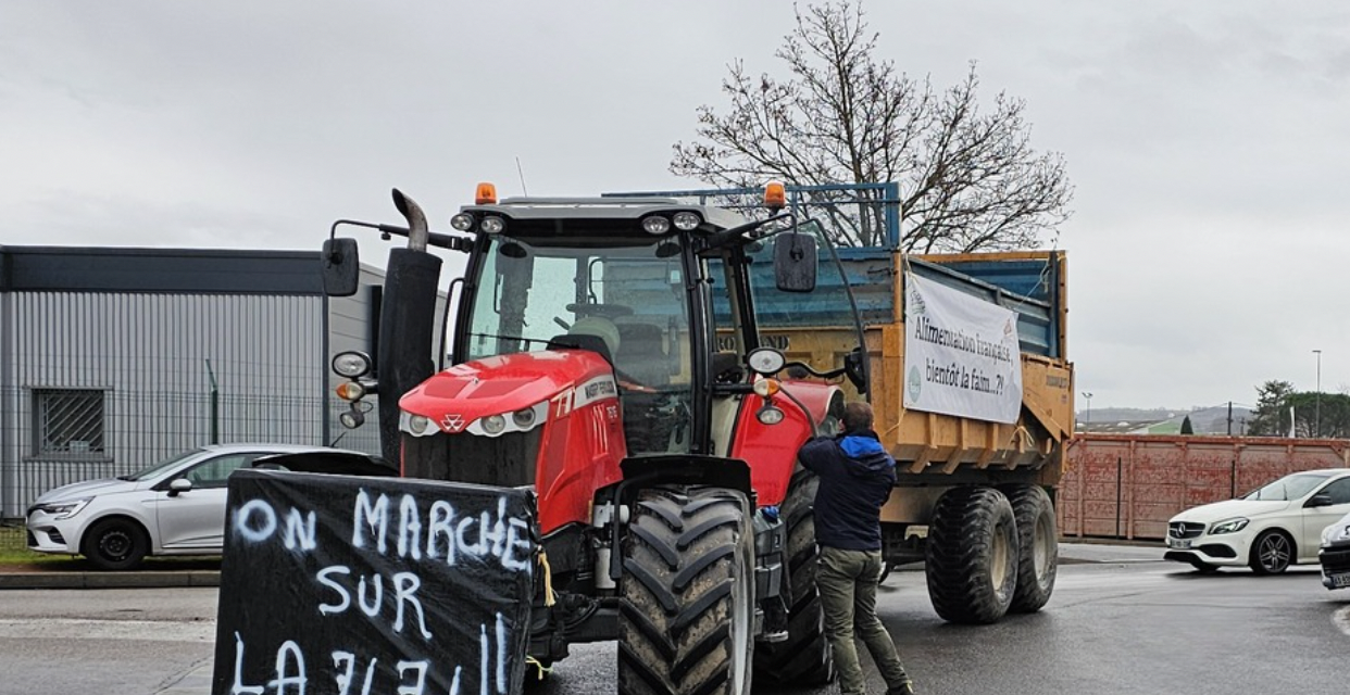 Agriculteurs : alors que la coupure de l’A7 continue, d’autres blocages d’autoroutes et des opérations escargots annoncés demain…