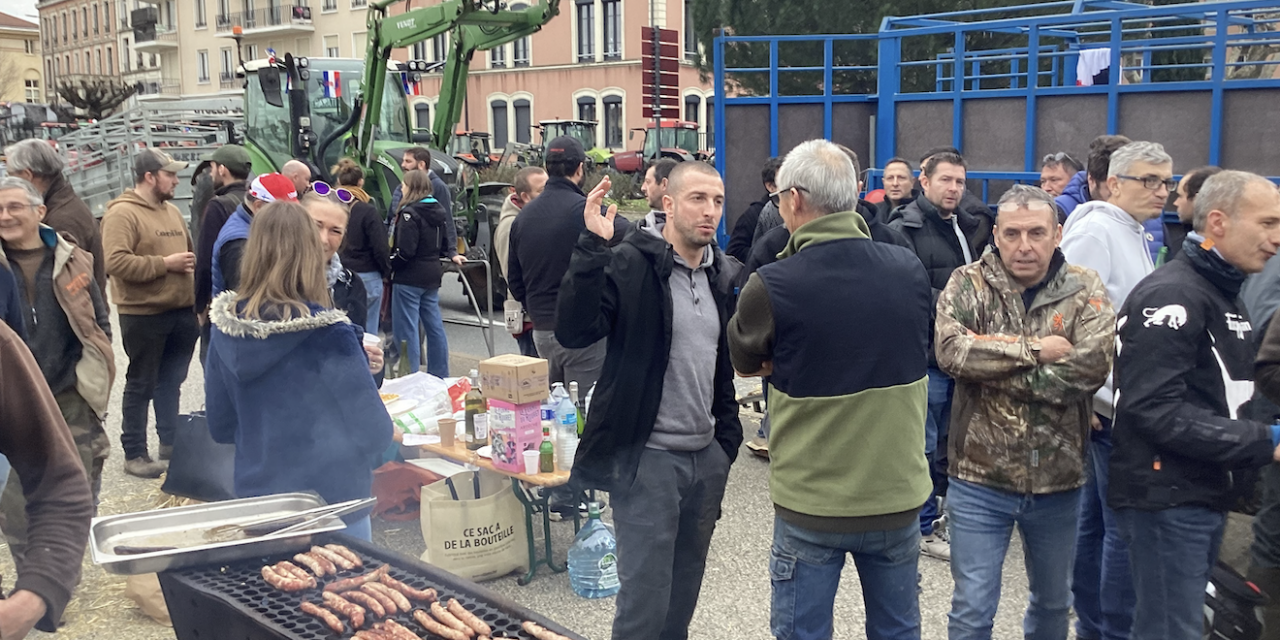 En séance, les élus communautaires de Vienne Condrieu Agglomération votent une motion en faveur des agriculteurs