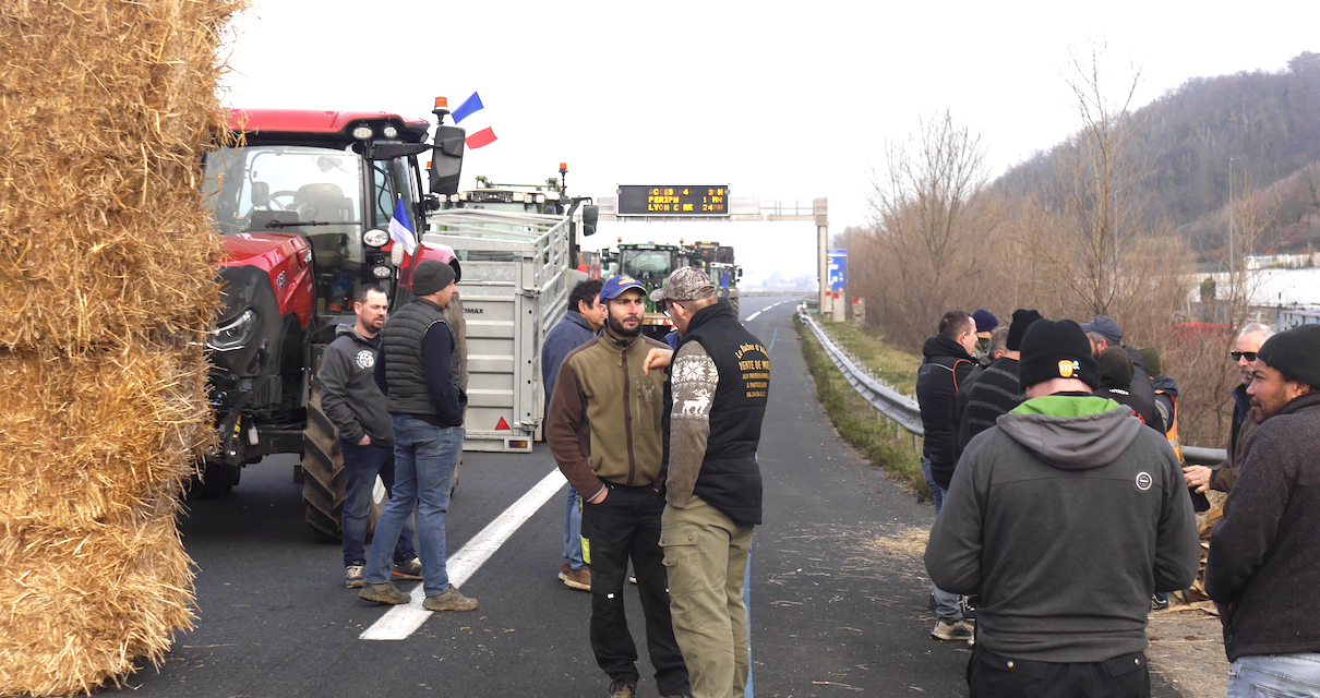 Agriculteurs en colère-L’A 7 coupée dans les deux sens à hauteur de Seyssuel : « nous comptons rester plusieurs jours »