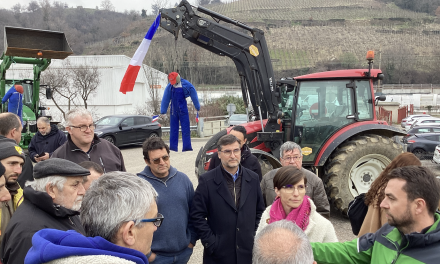 Agriculteurs en colère  à Seyssuel : après avoir rencontré les élus locaux sur place et écouté Gabriel Attal et les ministres : « ce soir on reste sur l’A 7 »