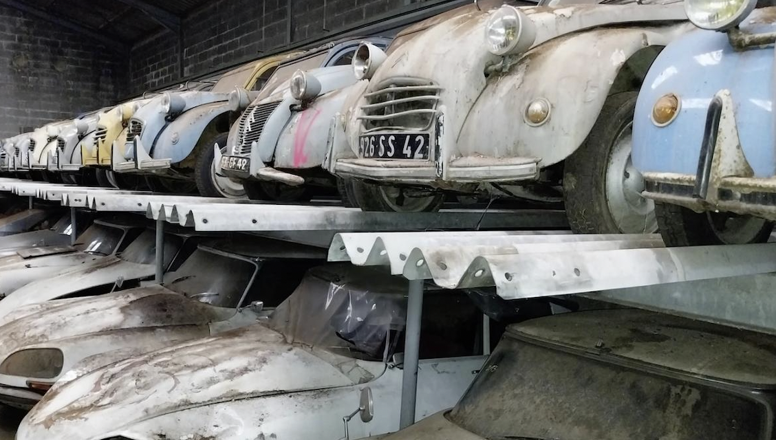 Une collection de… 650 voitures anciennes dont 120 deux-chevaux, en vente cette semaine dans la Loire !