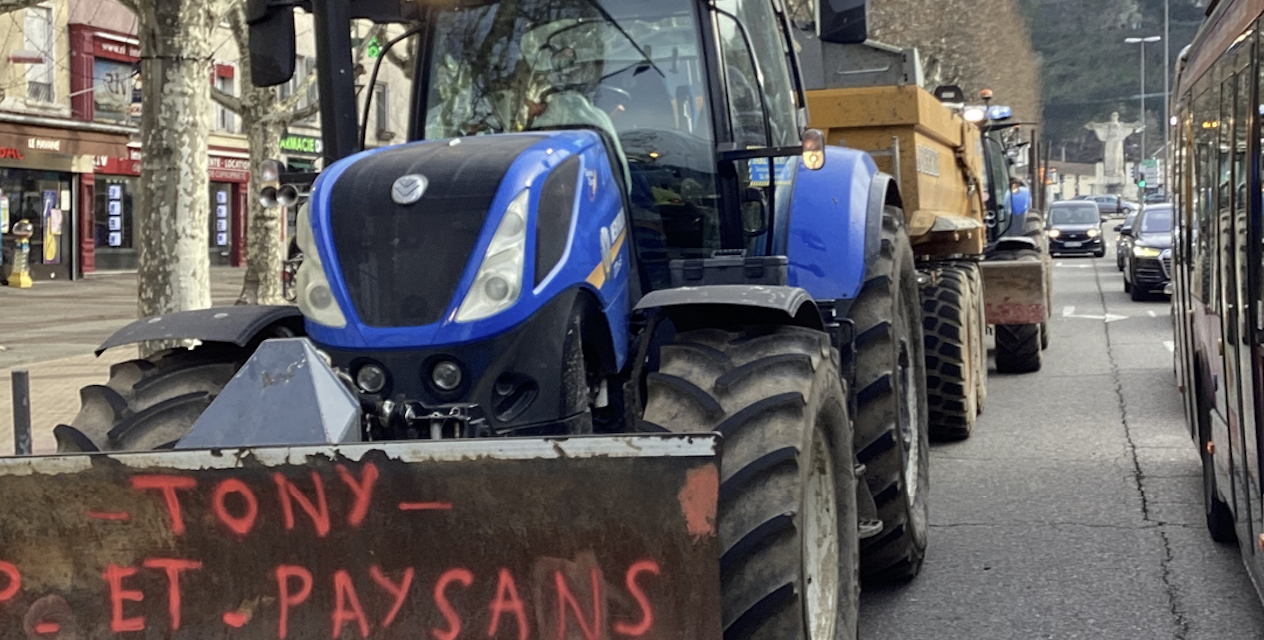 Blocage de Vienne/Seyssuel sur l’A7 : les agriculteurs en colère vont lever le camp cet après-midi et traverser Vienne vers 17 heures avec leurs tracteurs