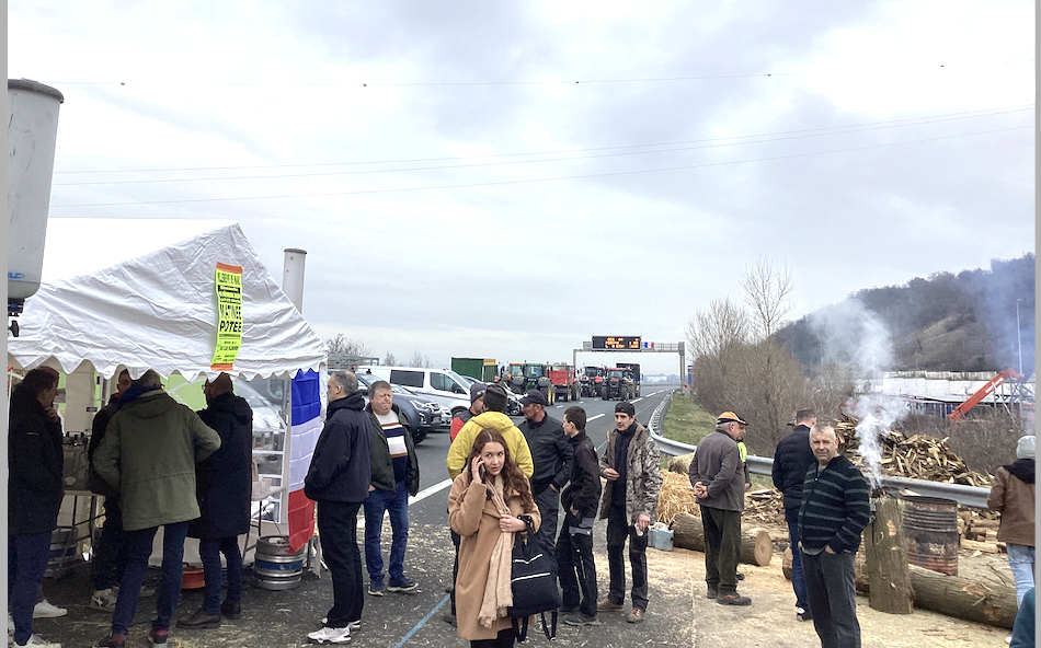 Agriculteurs en colère : les blocages se poursuivent  ce matin sur l’A7 à Vienne/Seyssuel et à Saint-Rambert-d’Albon