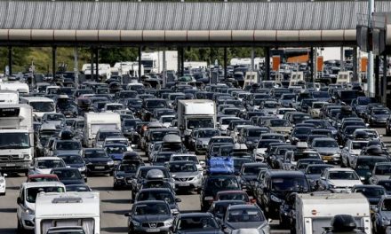 Cumul vacances + vendredi : gros bouchons sur l’A7, notamment au péage de Reventin-Vaugris, mais pas que…