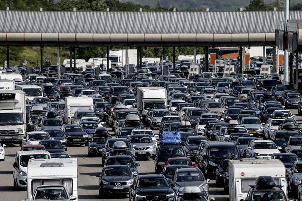 Cumul vacances + vendredi : gros bouchons sur l’A7, notamment au péage de Reventin-Vaugris, mais pas que…