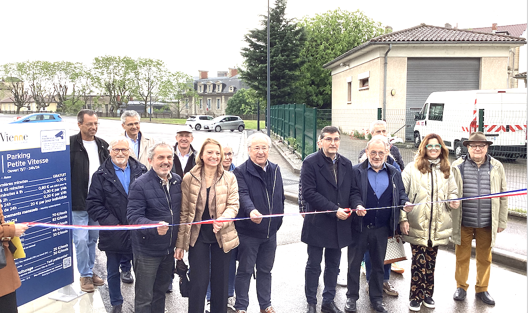 Lors de l’inauguration du nouveau parking de « la Petite Vitesse »,  à Vienne, Thierry Kovacs l’assure : « 641 places de stationnement ont été créées depuis 2007 »