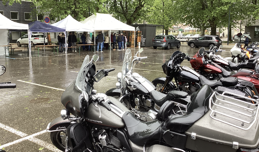 Harley-Davidson, Porsche et vide-grenier  maintenus à Vienne et Luzinay, mais pas à St-Romain-en-Gal : la pluie a fortement handicapé les manifestations de ce dimanche