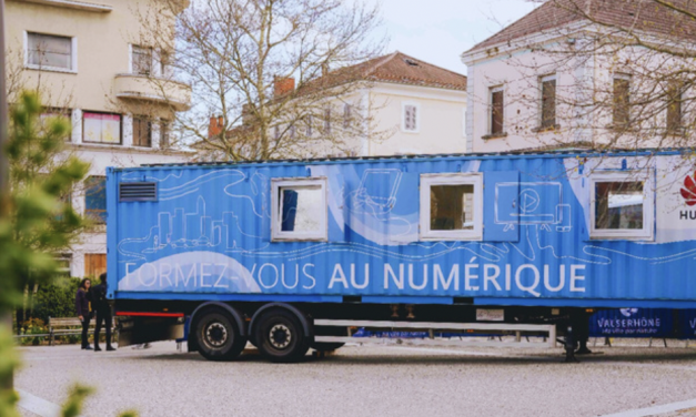 Du 27 mai au 8 juin, un camion  DigiTruck garé cours Brillier à Vienne va dispenser des formations gratuites au numérique