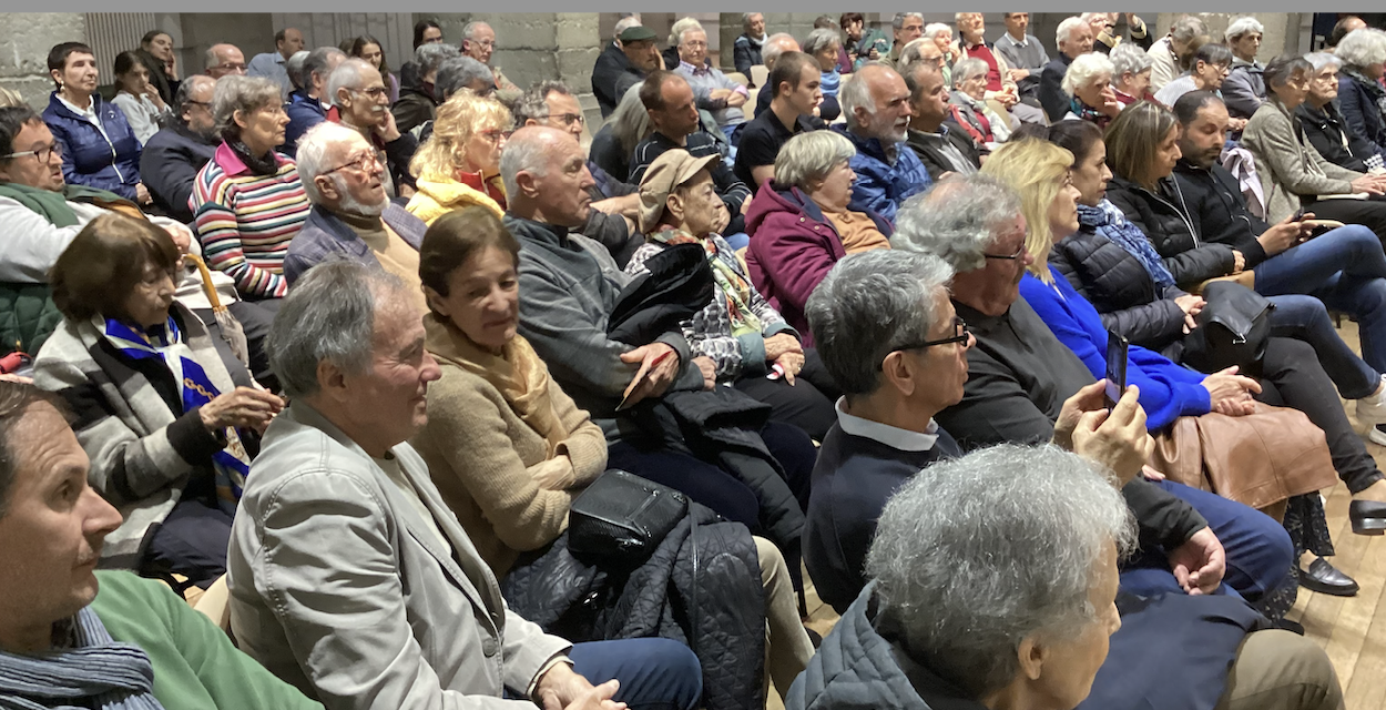 En présence de Murielle Laurent, co-listière de Raphaël Glucksmann  et de Louis Mermaz, le 1er meeting des Européennes a drainé  une centaine de personnes à la salle-des-fêtes de Vienne