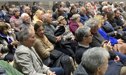 En présence de Murielle Laurent, co-listière de Raphaël Glucksmann  et de Louis Mermaz, le 1er meeting des Européennes a drainé  une centaine de personnes à la salle-des-fêtes de Vienne