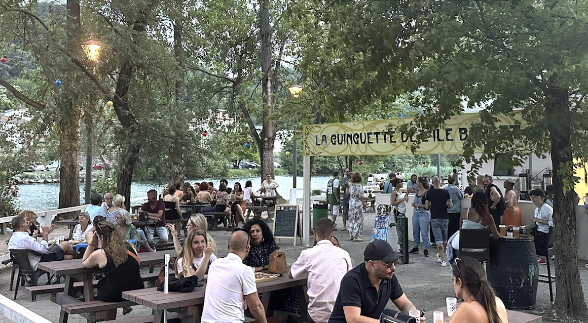 La guinguette de l’Ile Barlet à Saint-Romain-en-Gal rouvre ses portes ce samedi après-midi, et musicalement demain, en sus…