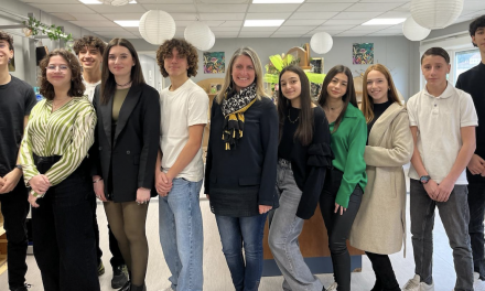 Les lycéens de Robin ont décidé de « vendre » le métier de…vendeur, via une vidéo et se retrouvent à Paris : ils concourent au « clap’com » à l’échelon national !