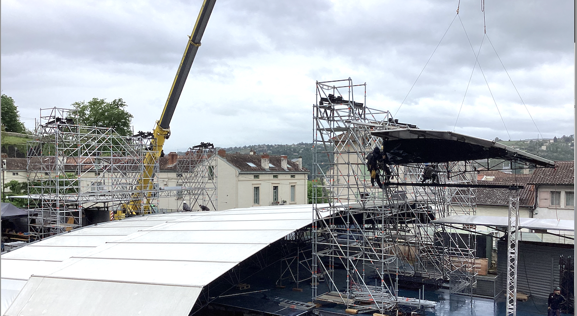 En avance par rapport aux autres années : l’immense scène du théâtre antique de Vienne en cours d’installation depuis ce matin