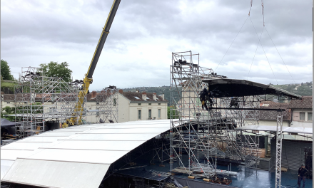 En avance par rapport aux autres années : l’immense scène du théâtre antique de Vienne en cours d’installation depuis ce matin