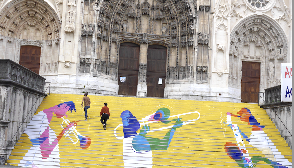 Ça y est : les contremarches de la cathédrale Saint-Maurice habillées pour le Festival…
