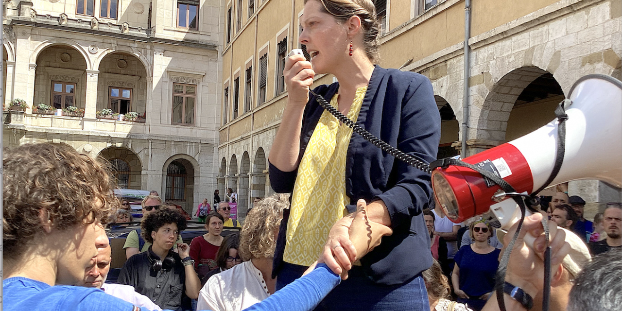 Près de 300 personnes au rassemblement contre l’extrême-droite place de l’hôtel-de-ville à Vienne : « un combat rude, mais porteur d’espoir »