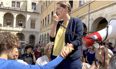 Près de 300 personnes au rassemblement contre l’extrême-droite place de l’hôtel-de-ville à Vienne : « un combat rude, mais porteur d’espoir »