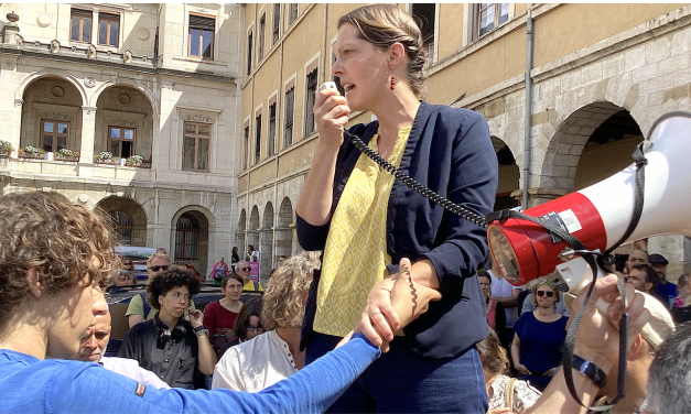 Près de 300 personnes au rassemblement contre l’extrême-droite place de l’hôtel-de-ville à Vienne : « un combat rude, mais porteur d’espoir »