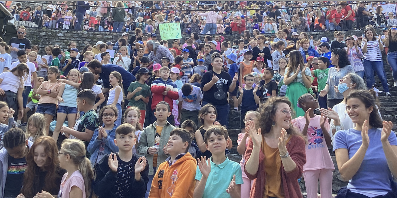 Au théâtre antique : 8 000 jeunes jazz fans lancent les 1ères notes de Jazz à Vienne avec le Brésilien Joao Selva