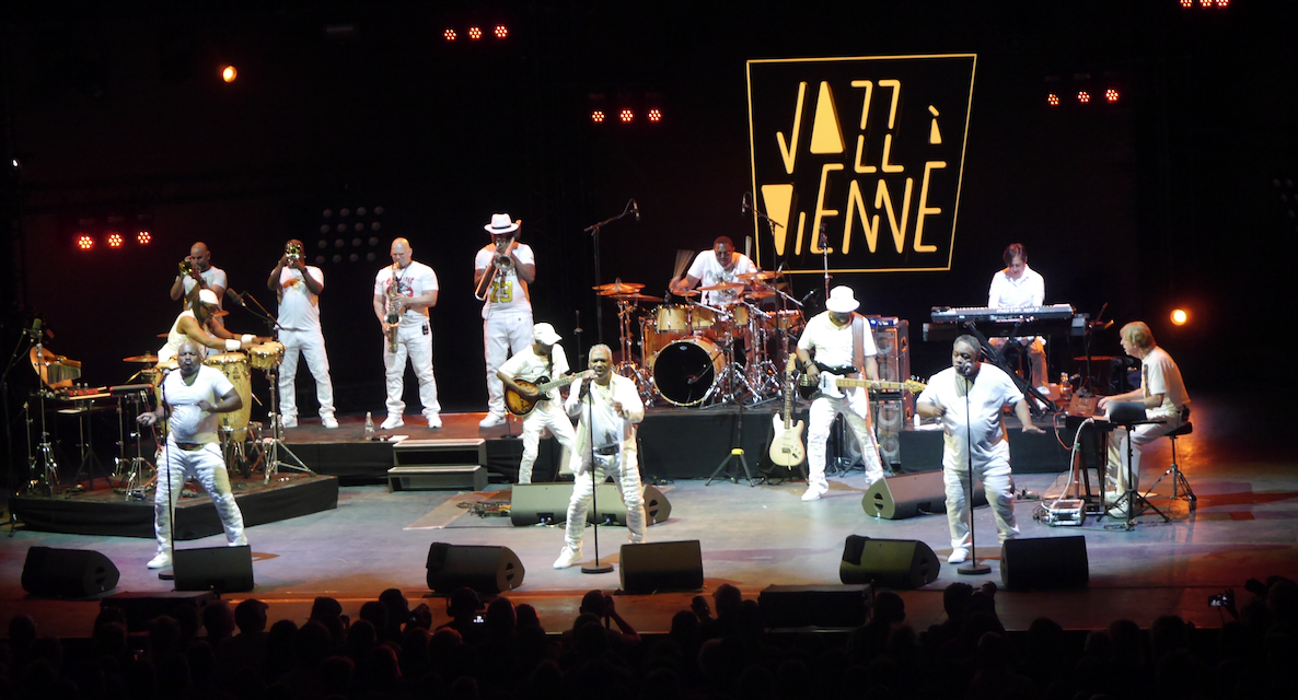 Jazz à Vienne : 7 500 festivaliers au théâtre antique pour une soirée Funk très groove