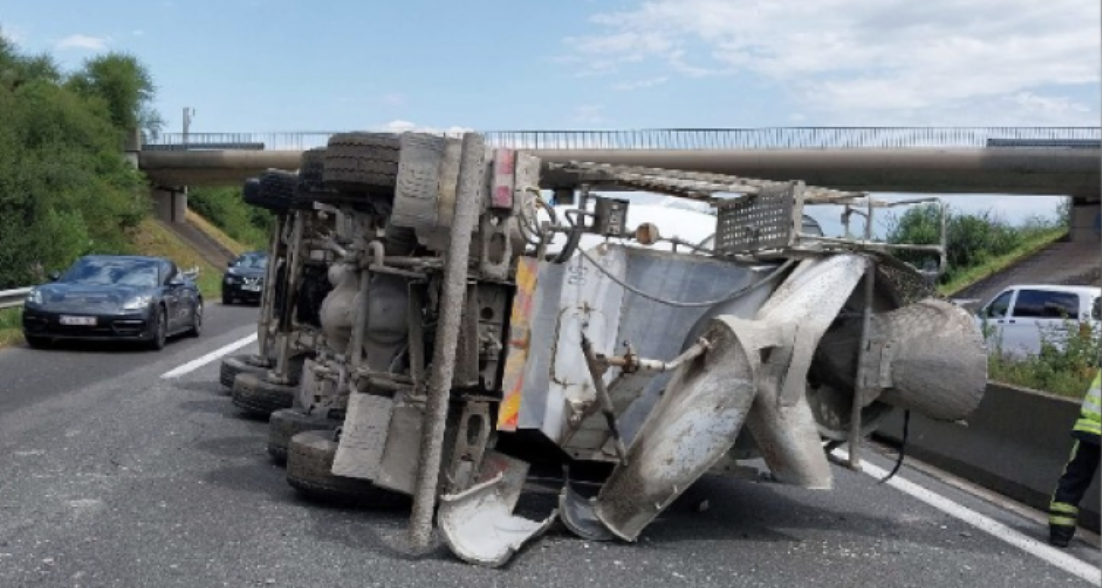 En plein boom des départs en vacances : l’A 46 Sud fermée 3 heures ce vendredi après-midi, suite d’un spectaculaire accident de poids-lourd