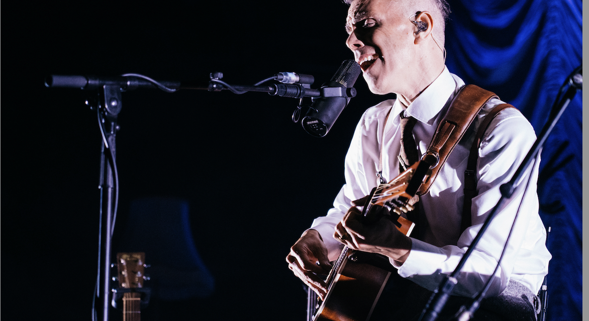 Jazz à Vienne : seul en scène, l’homme orchestre Asaf Avidan a su captiver les 7 500 festivaliers massés sur les gradins