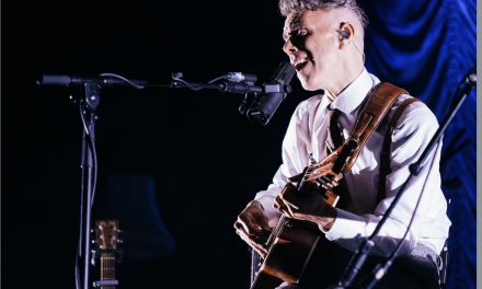 Jazz à Vienne : seul en scène, l’homme orchestre Asaf Avidan a su captiver les 7 500 festivaliers massés sur les gradins