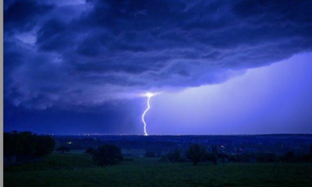 Un violent orage  a déferlé cette nuit sur l’arrondissement de la Tour-du-Pin : routes coupées, camping inondé, 14 000 foyers privés d’électricité !
