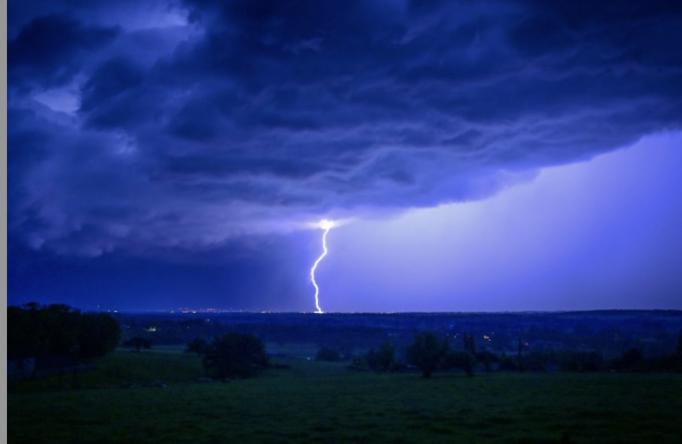 Un violent orage  a déferlé cette nuit sur l’arrondissement de la Tour-du-Pin : routes coupées, camping inondé, 14 000 foyers privés d’électricité !