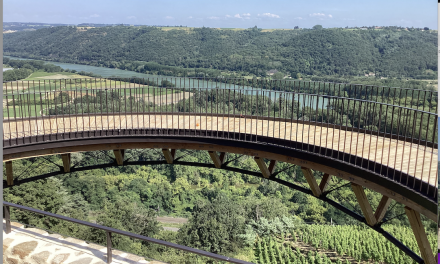 Un spectaculaire belvédère désormais installé au-dessus du vide et des vignobles, à Tupin-Semons, près d’Ampuis