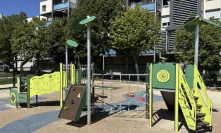 Aire de jeux, mobilier urbain, terrain de pétanque, table de ping pong… : la place Auguste Perret inaugurée à Malissol