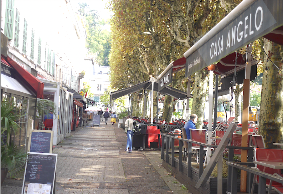 Suite à un nouveau développement des travaux et la présence de tranchées : la contre-allée du cours Brillier sans terrasse, ni véranda jusqu’au… printemps, mais…