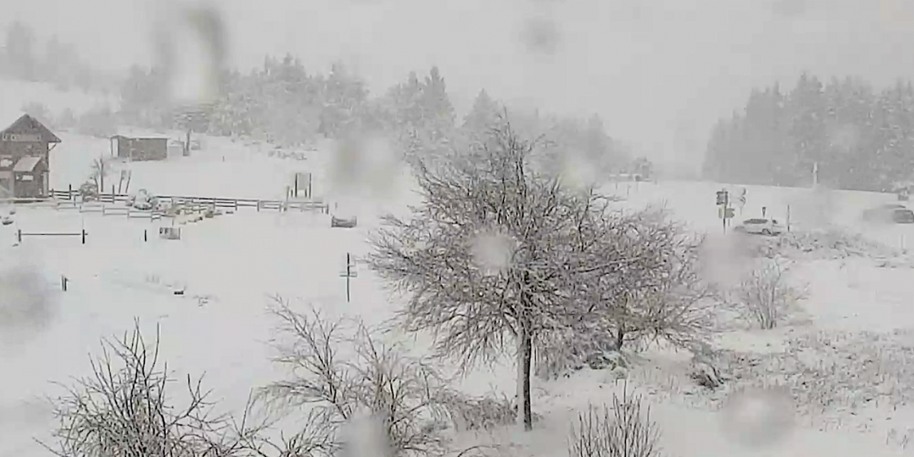 Il neige actuellement sur le Pilat : alerte de Météo France à la neige et au verglas en Auvergne-Rhône-Alpes, sept départements concernés