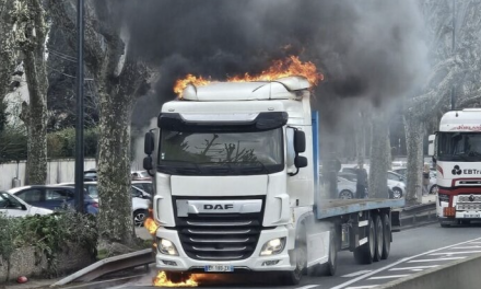 Gros bouchons cet-après-midi à Vienne, suite à l’incendie d’un poids-lourd sur la voie-expresse, à hauteur du quai Riondet