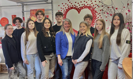 Des Lycéens de Robin ont créé une vidéo sur leur formation :  sélectionnés, ils concourent au Clap’Com » à  Paris