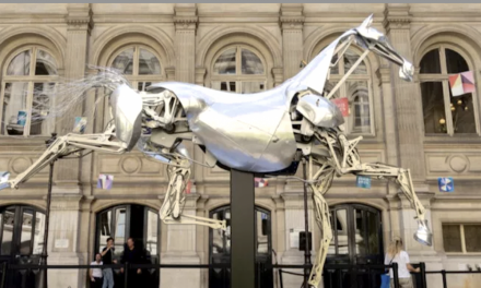 Zeus, l’étonnant cheval métallique de la cérémonie d’ouverture des JO de Paris 2024 exposé depuis aujourd’hui jusqu’au 2 avril à Lyon