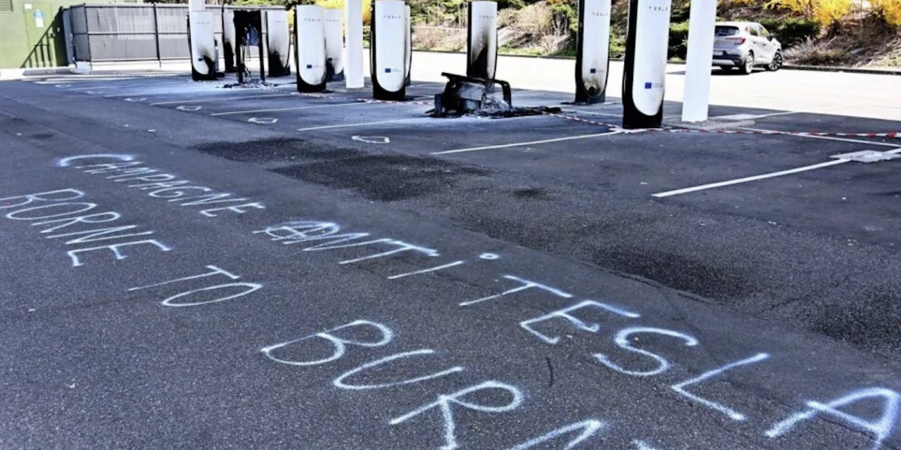 Douze superchargeurs Tesla vandalisés et incendiés sur le parking d’une grande surface à Saint-Chamond