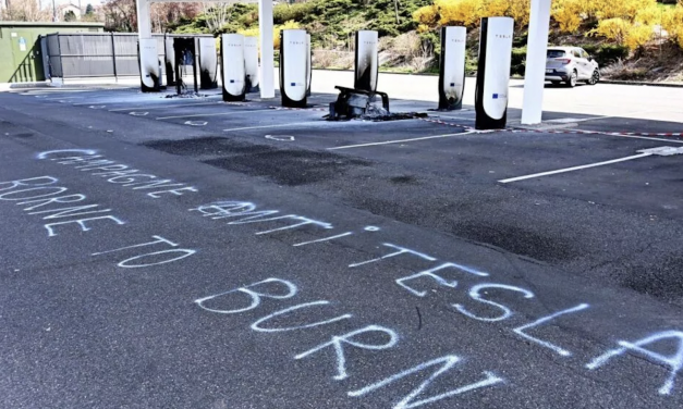 Douze superchargeurs Tesla vandalisés et incendiés sur le parking d’une grande surface à Saint-Chamond