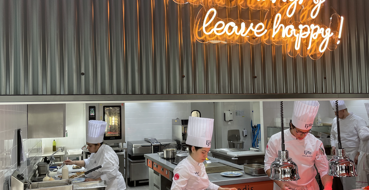 Les deux établissements sont ouverts sur le quartier : l’institut Lyfe inaugure un restaurant et une boulangerie-pâtisserie au sein même du campus d’EMLyon à Gerland