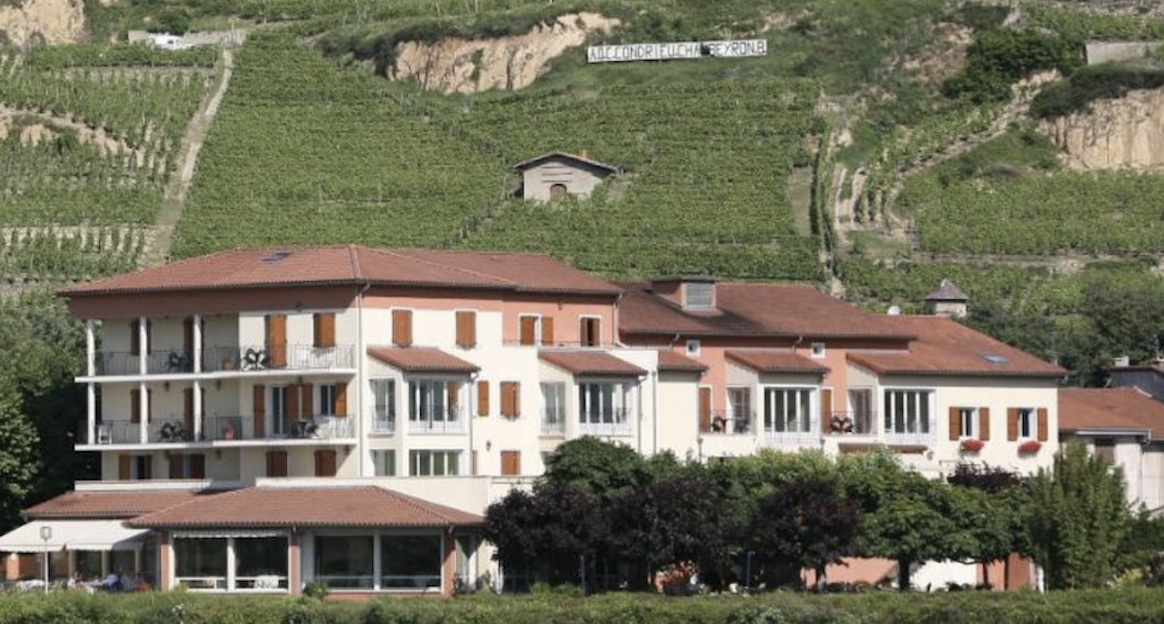 Repris par la famille lyonnaise Bérard, l’hôtel-restaurant Beau Rivage à Condrieu  change de main : « objectif : en faire un hôtel de destination… »