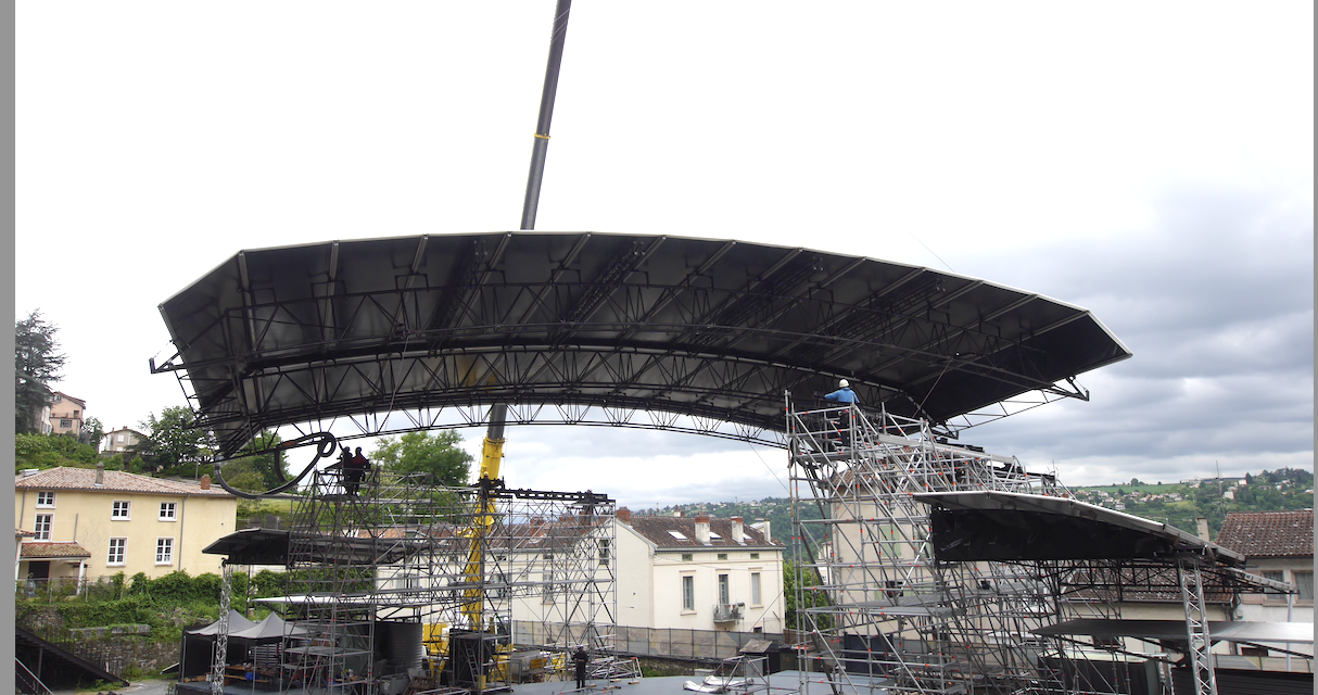Dernière étape, le toit : la scène de Jazz à Vienne désormais  installée. Le Time Lapse d’une opération spectaculaire……