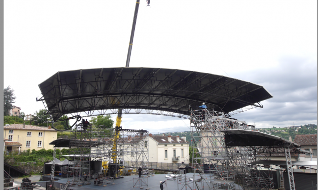 Dernière étape, le toit : la scène de Jazz à Vienne désormais  installée. Le Time Lapse d’une opération spectaculaire……