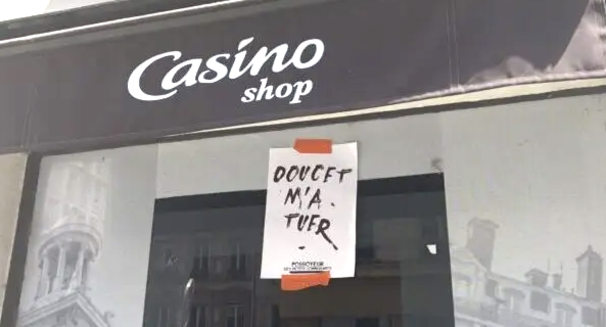 « Doucet m’a tuer » : ces affichettes qui fleurissent en nombre dans la Presqu’île lyonnaise