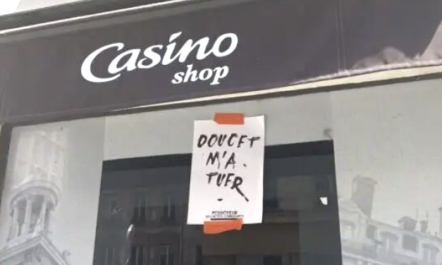 « Doucet m’a tuer » : ces affichettes qui fleurissent en nombre dans la Presqu’île lyonnaise