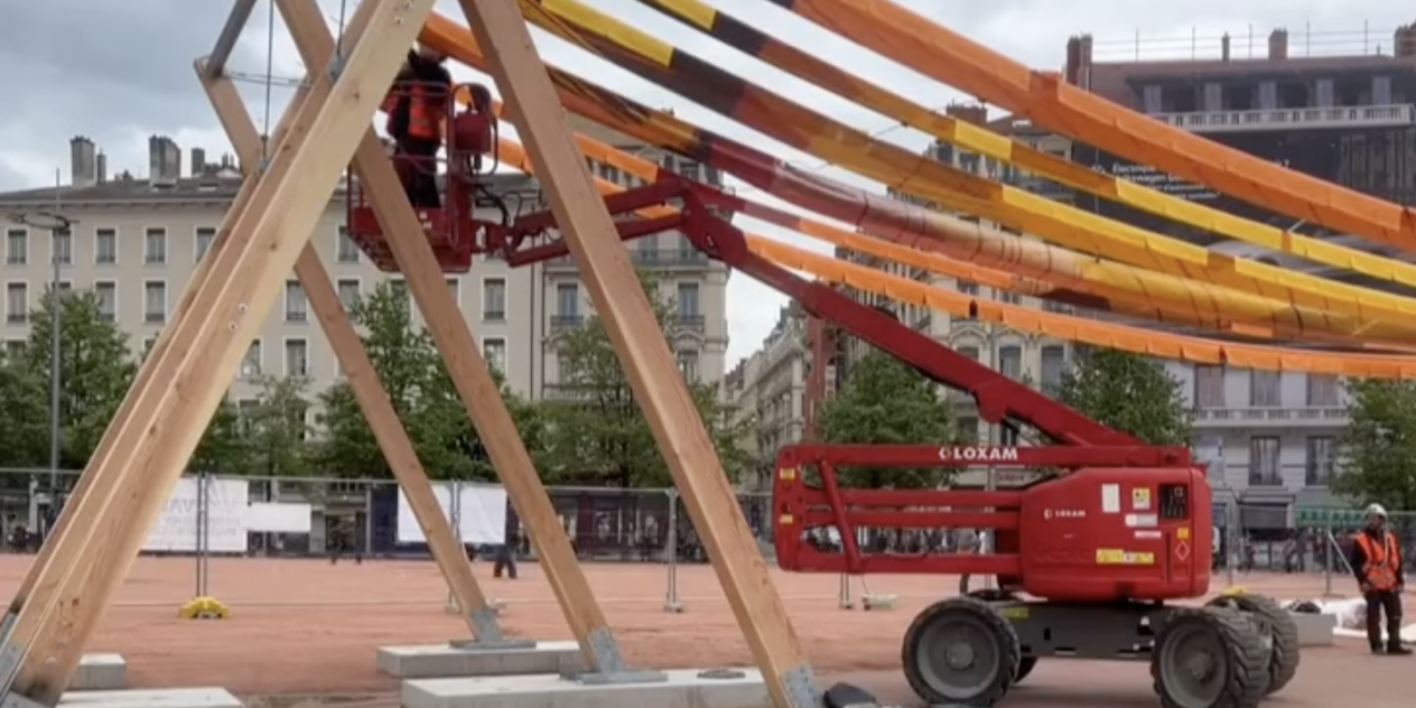 Le  très controversé « Tissage urbain »  de la place Bellecour en cours d’installation