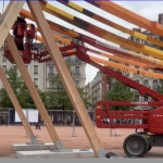 Le  très controversé « Tissage urbain »  de la place Bellecour en cours d’installation