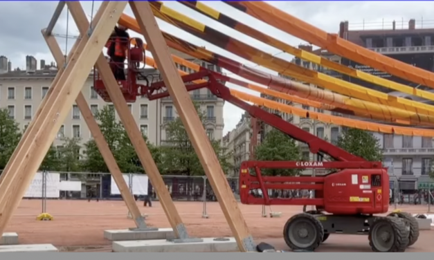 Le  très controversé « Tissage urbain »  de la place Bellecour en cours d’installation