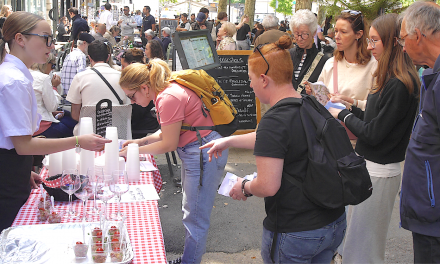 Vienn’àTable, la balade gourmande intra-muros  permettant la découverte de dix-nuit restaurants a attiré  220 participants