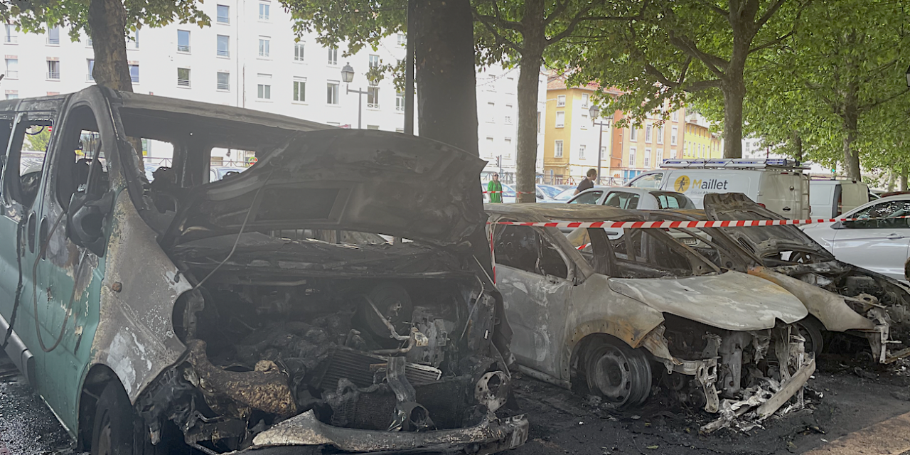 Huit voitures brûlées cette nuit sur le parking de la place Saint Louis à proximité du local  de la police municipale